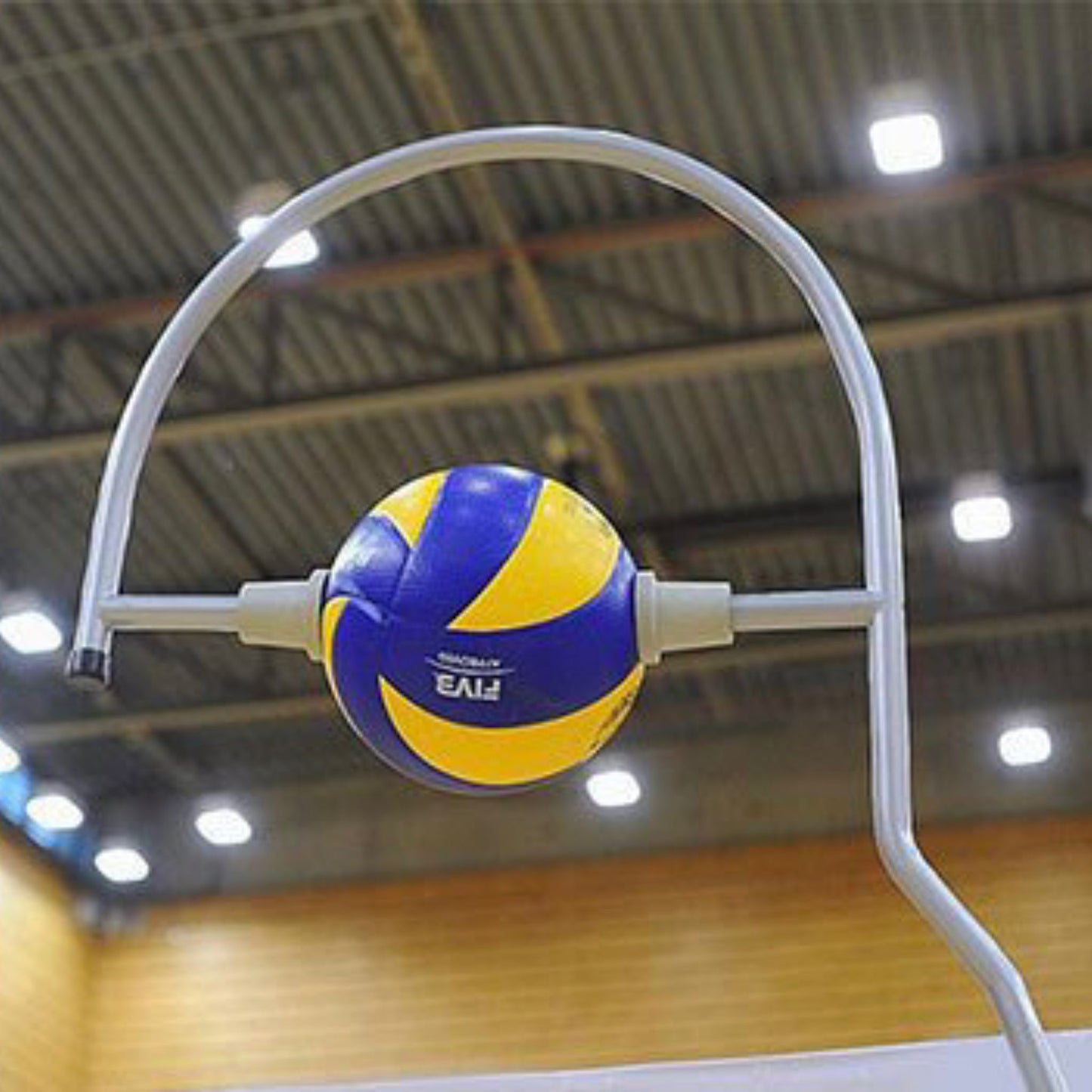 Тренер по технике удара в волейболе